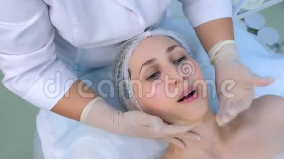 美容诊所美容师面部按摩的成熟女性肖像视频的预览图