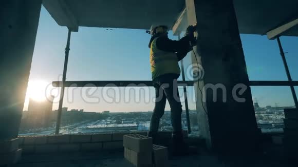 男建造师正在建筑工地打磨一根柱子视频的预览图