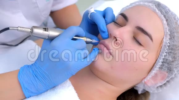 美容师正在使用纹身机在嘴唇上涂上永久的化妆品视频的预览图