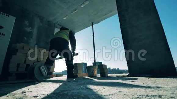 男工人在一幢正在建造的大楼里搬砖视频的预览图