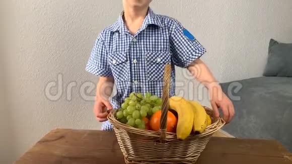 孩子们手里拿着一篮子水果和蔬菜放在木桌上孩子们在商店里玩游戏购物视频的预览图