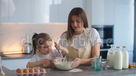 白人母女在厨房做面团时玩得很开心厨房里的幸福家庭子女视频的预览图
