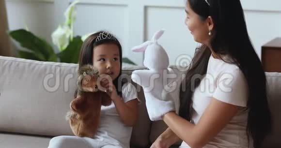 快乐的亚洲妈妈和女儿玩木偶玩具视频的预览图