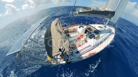 带人的帆船正被引导穿过大海视频的预览图