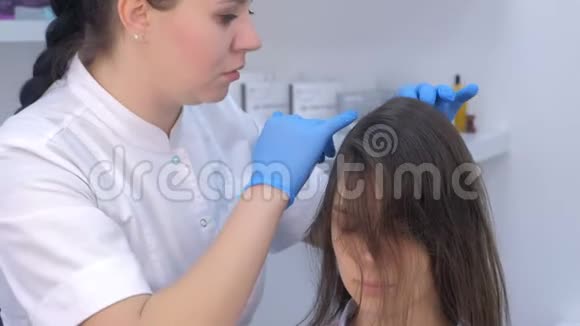 拔毛医生在门诊检查女性病人的毛发视频的预览图
