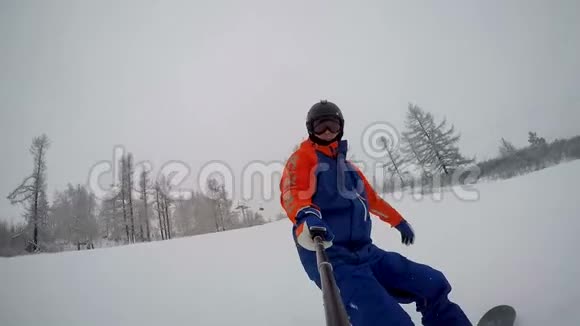 滑雪者沿着一条宽阔的跑道下山视频的预览图