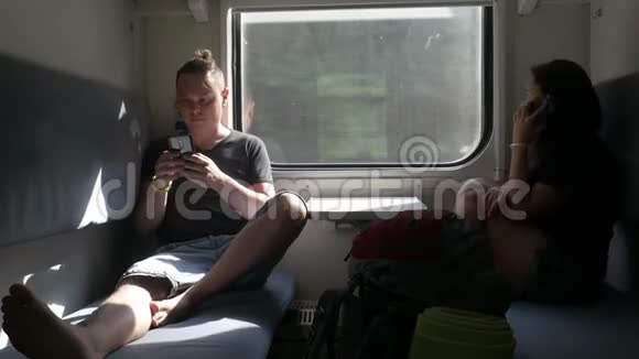 乘客在乘客车厢内使用智能手机视频的预览图