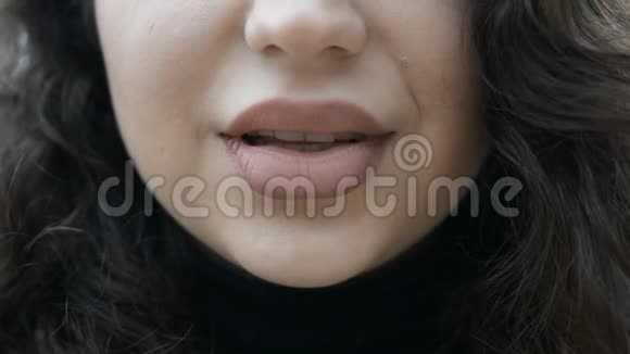 女性的嘴和大的女性嘴唇紧闭视频的预览图