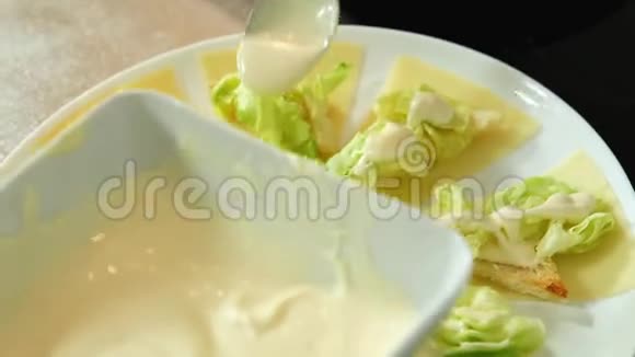 沙拉和蛋黄酱视频的预览图