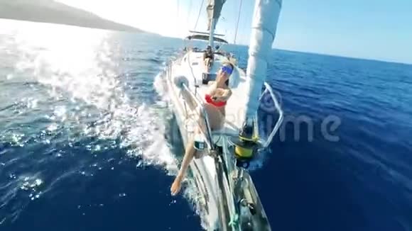 一艘漂流船上的两位女士正在进行远程拍摄暑假在帆船上的朋友们视频的预览图