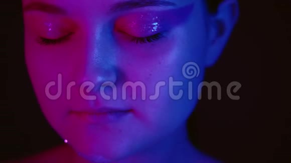 彩色的灯光肖像和平的女人闭上眼睛视频的预览图
