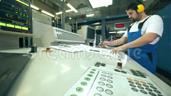 工程师工厂的工人操作板和一名男性工人在旁边做笔记视频的预览图