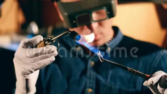 珠宝商用火炉焊接戒指视频的预览图