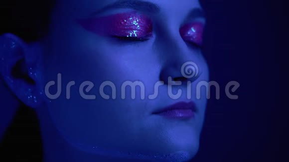 闪亮创意化妆女霓虹蓝光视频的预览图