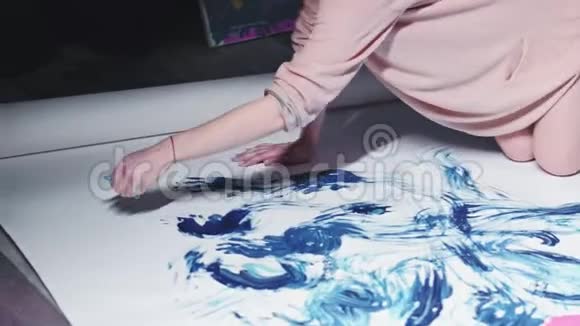 艺术治疗灵魂疗伤女人涂抹蓝色油漆视频的预览图