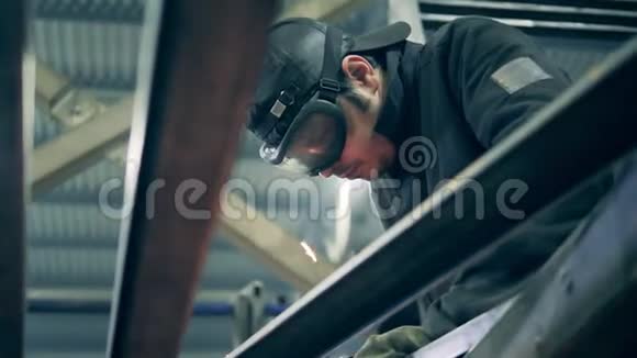 穿安全服的男焊工正在切割钢材视频的预览图