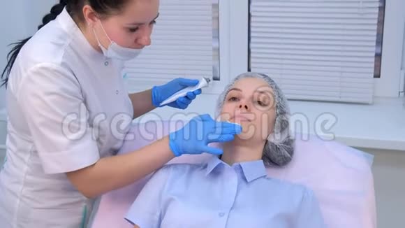 美容师在生物消毒前给皮肤涂上麻醉剂视频的预览图