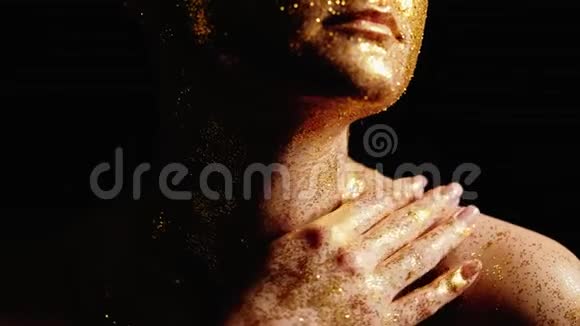 闪闪发光的皮肤艺术女人肩膀金色的火花视频的预览图