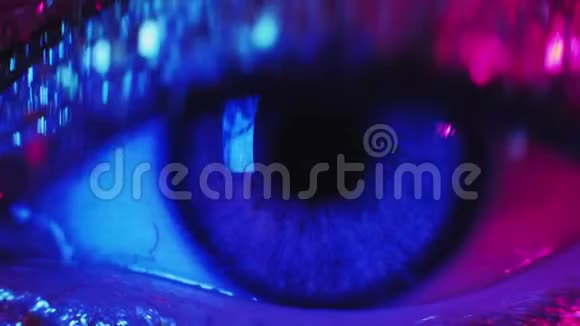 霓虹灯视觉女性眼睛闪烁蓝粉色视频的预览图