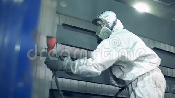 涂装工厂设施的工业涂装工艺女技师是空气净化金属元素视频的预览图