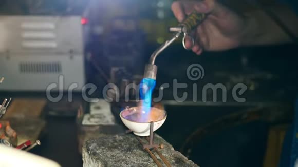 珠宝商熔化金属在车间使用燃烧器视频的预览图