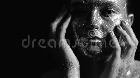 闪烁的艺术肖像女人闪闪发光的脸颈视频的预览图