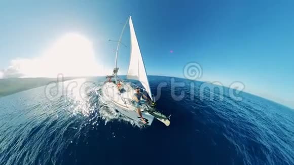 漂流车的半轮全景上面有人暑假海上度假视频的预览图