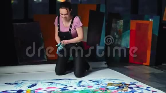 放松艺术疗愈工艺女性手指绘画视频的预览图