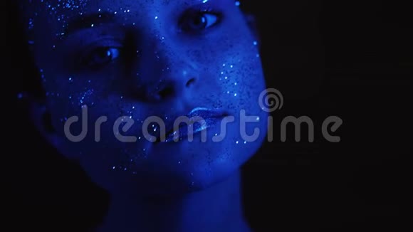 闪闪发光的化妆艺术温柔的女人在脸上闪耀视频的预览图