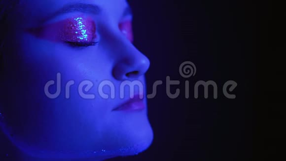 霓虹灯肖像女士艺术闪光彩妆蓝色视频的预览图