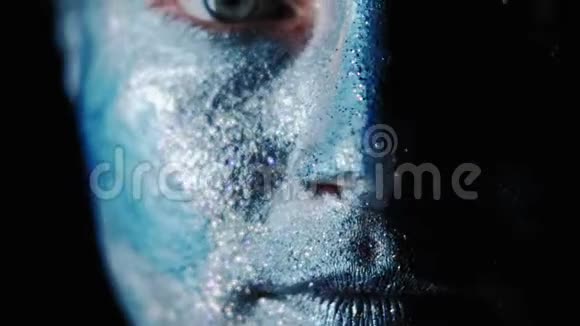 幻想化妆女脸蓝闪闪的颜料视频的预览图