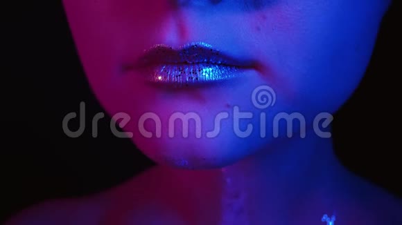 时尚化妆艺术女人脸上闪亮的嘴唇视频的预览图