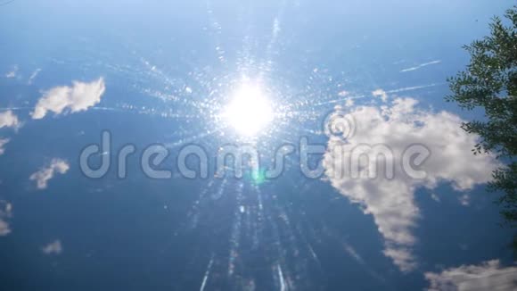 太阳和天空反射在汽车的引擎盖上视频的预览图