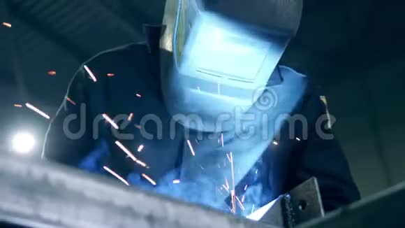 专业焊工在头盔和火花造成的焊接视频的预览图