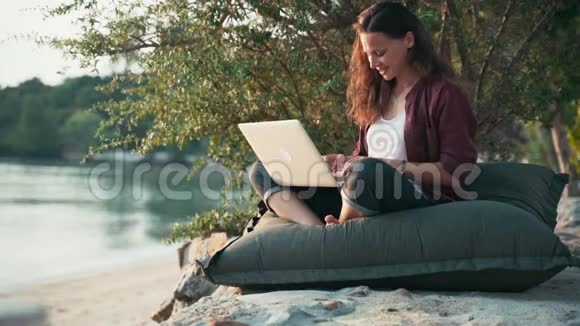 年轻的白种人自由职业者使用她的笔记本电脑视频的预览图