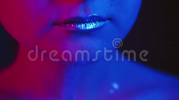 艺术化妆女性嘴唇闪亮的霓虹灯粉红色蓝色视频的预览图