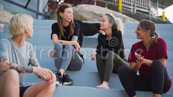 四个年轻女人组成的小组最好的朋友坐在户外聊天视频的预览图