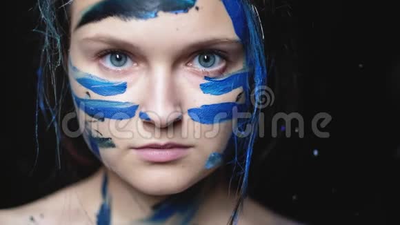 艺术肖像自信女人蓝色战士化妆视频的预览图