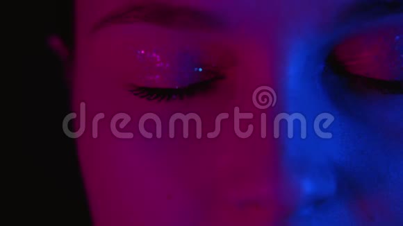 霓虹灯肖像女子眼睛粉蓝色光芒视频的预览图