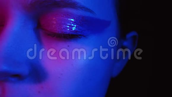 创意闪亮的化妆女人闪亮的嘴唇眼影视频的预览图