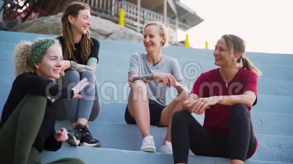 四个年轻女人组成的小组最好的朋友坐在户外聊天视频的预览图