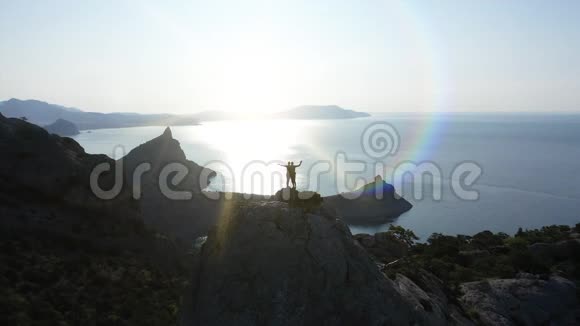 一对相爱的夫妇登上了黑海上空的山顶启发了几个游客视频的预览图