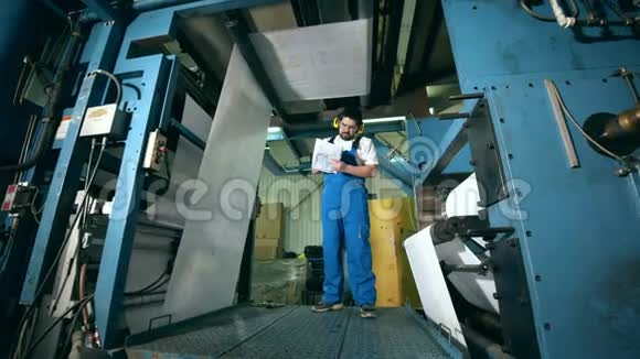 男工程师在造纸厂检查设备视频的预览图