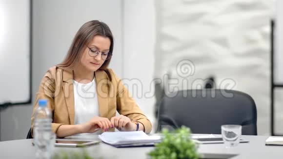 讨厌的女商人坐在办公桌前思考工作视频的预览图