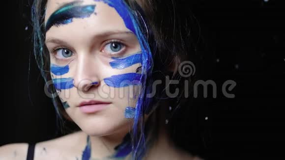 艺术脸画女人蓝色战士妆视频的预览图