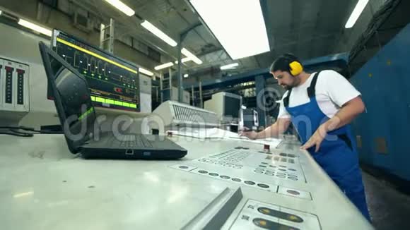 印刷工人和带笔记本电脑的操作板视频的预览图