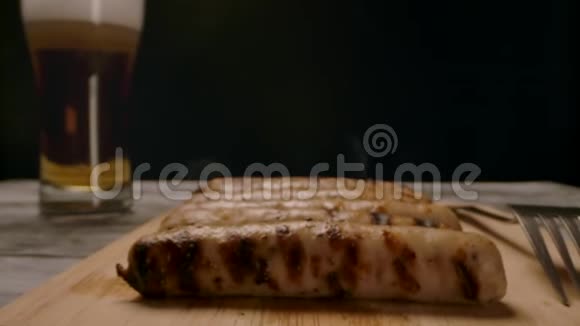 冷啤酒用的蒸汽香肠视频的预览图