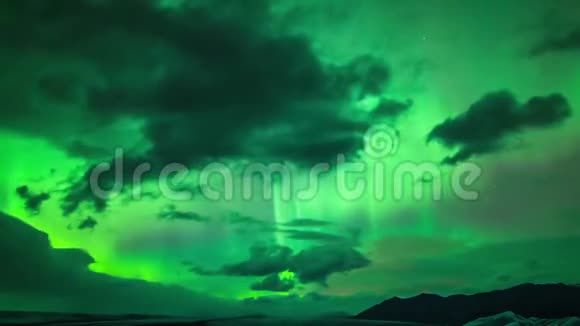 令人难以置信的4k时光流逝明亮的霓虹灯绿色北极光北极光在黑暗的极地夜空中闪耀视频的预览图