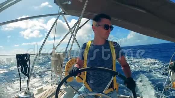 站在车轮前驾驶船只的人的正面景色视频的预览图