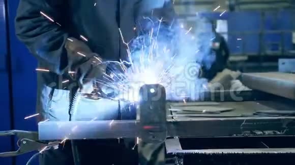 一块金属是由专业人士焊接的在工厂设施工作的专业焊工视频的预览图